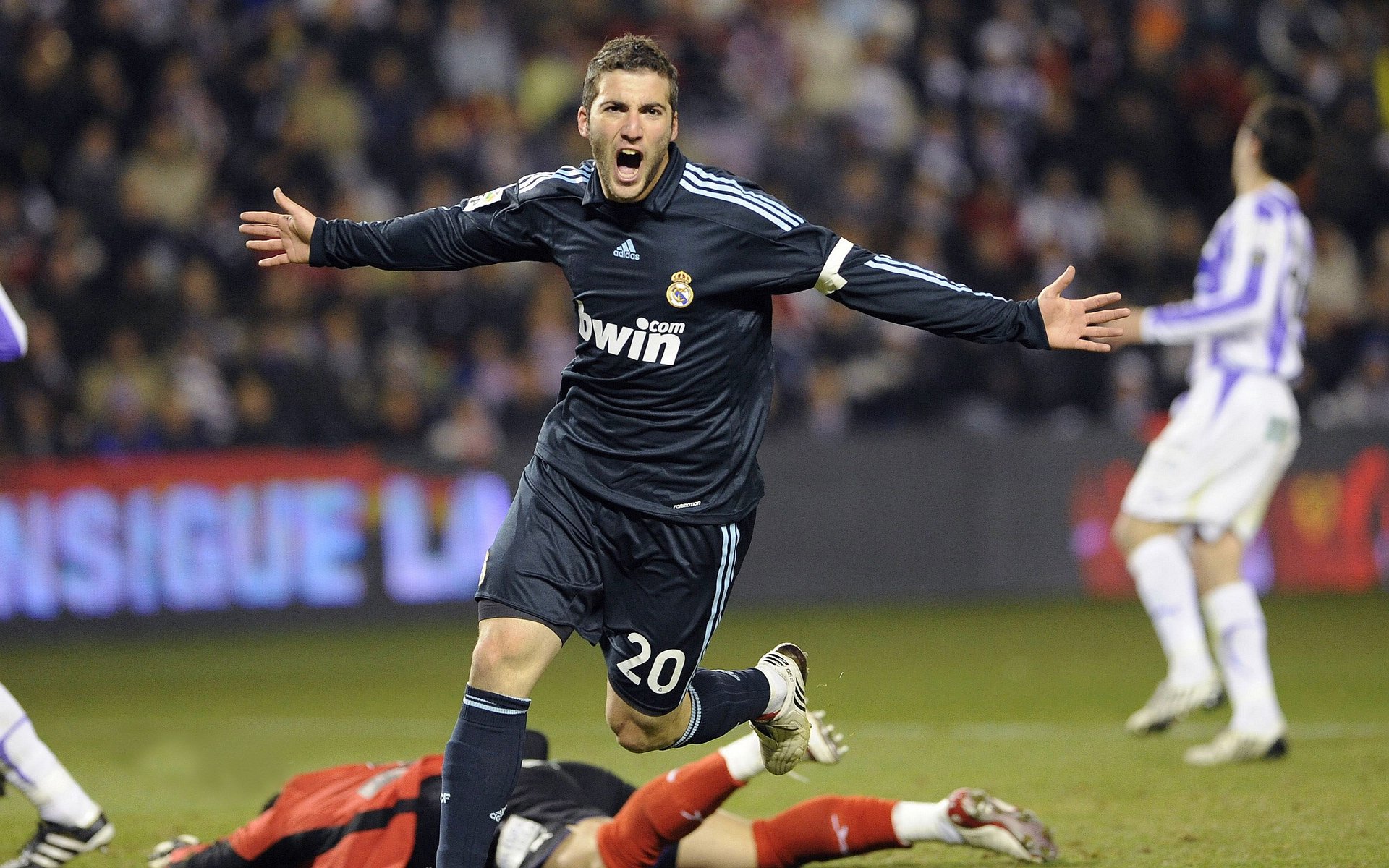 开云集团中国官网-德甲俱乐部财务状况逐渐改善，德甲俱乐部收入